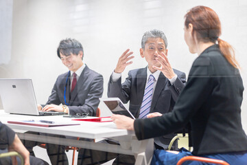 会議室でミーティングをするビジネスパーソン