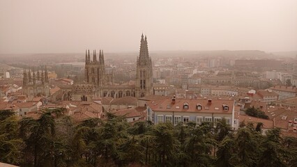 Panorámica de la Catedral de Burgos, España en un día de calima.
