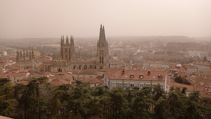 Fototapeta premium Panorámica de la Catedral de Burgos, España en un día de calima.
