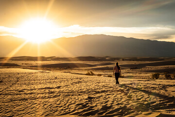 Caminando por las Dunas de Tatón, Catamarca - obrazy, fototapety, plakaty