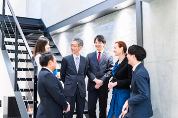 オフィスでコミュニケーションを取るビジネスパーソン