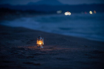 砂浜とランタン  © 歌うカメラマン