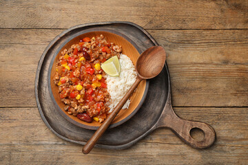 Plate of rice with chili con carne on wooden table, top view - obrazy, fototapety, plakaty