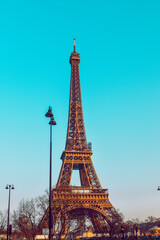 . De Eiffeltoren tegen een perfect blauwe lucht. Schoonheidsreizen in Parijs, toeristische plaats.