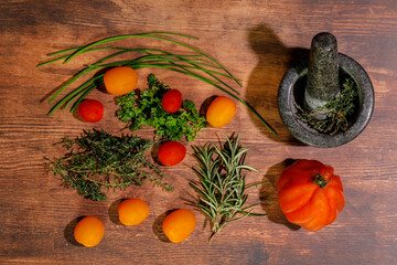 Frische Kräuter und Tomaten auf einem Holztisch