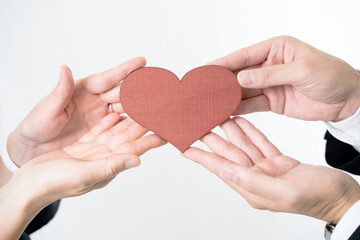 Obraz premium ハートを持つ男女の手元アップ