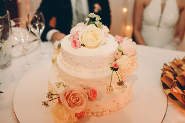 wedding cake with roses