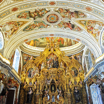 Interior de la Capilla Doméstica. Iglesia de San Luis de los Franceses en Sevilla, España. Arquitectura barroca de sevilla