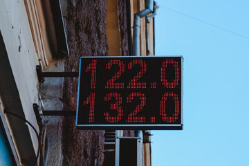 Obraz premium Street electronic board - daily exchange rate. Prices for cash currency in bank exchange office.Moscow,Russia.