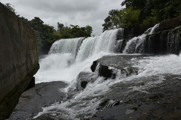 iCI  l'eau coule sans interruption  toute l'année  en cette partie de la Guinée .