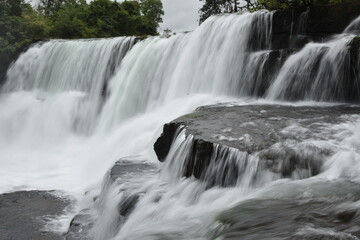 Fototapeta na wymiar les chutes d'eau de la Guinée appelées le chateau d'eau de l'afrique de l'Ouest 