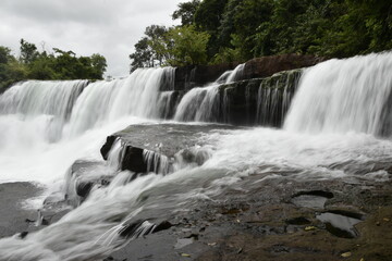 Fototapeta premium l'eau des cascades de la Guinée 