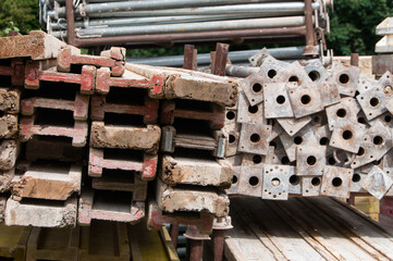 Stahlstreben und Holzträger für die Baustelle