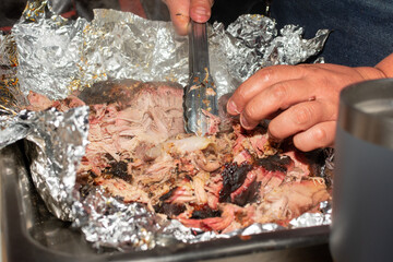 pulled pork 
cerdo deshebrado 
bbq de cerdo 

carne de cerdo envuelta en papel aluminio cocinada al...