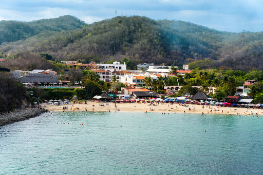 Huatulco, Oaxaca, Mexico: Santa Cruz Bay south of La Crucecita. Beach, bars, restaurants and hotels Bahias de Huatulco was developed in the 1980s by FONATUR, Mexico's tourism development agency.