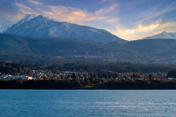 Fototapeta premium Beautiful view of the sunset in the snow mountains, Vancouver, Canada.
