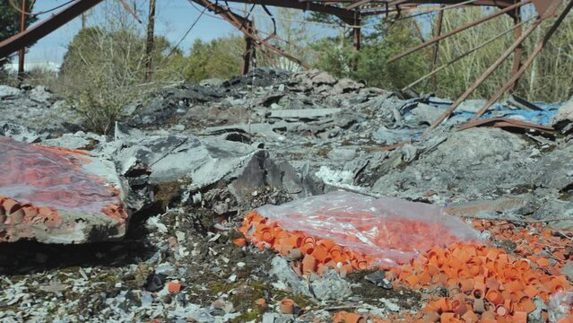 Usine de plasturgie apr&egrave;s incendie