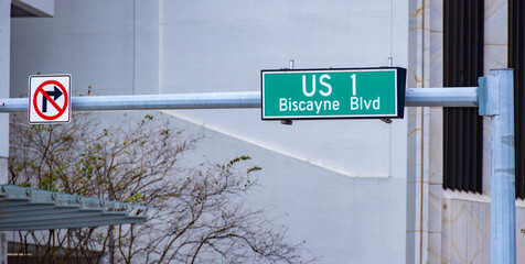 Naklejka premium US1 Biscayne Blvd street sign in Miami - travel photography