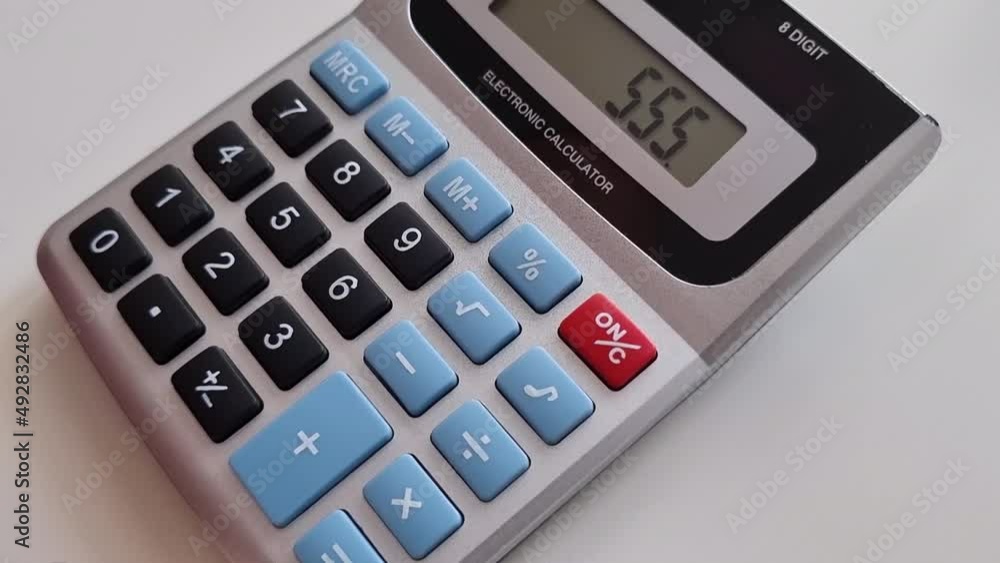 Aufkleber calculating random numbers on an electronic calculator.