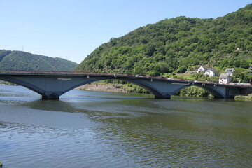 Fototapeta na wymiar Brücke über die Mosel bei Treis-Karden