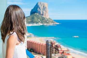 Fototapeta na wymiar Turista disfrutando de las magníficas vistas de la ciudad de Calpe (Alicante), con su playa mediterránea y el Peñon de Ifach al fondo. 
