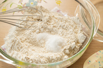 パン作り　中力粉に砂糖と塩を加える - obrazy, fototapety, plakaty