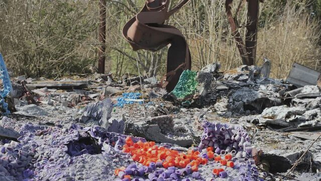 d&eacute;chets de mati&egrave;re plastique apr&egrave;s un incendie d'usine