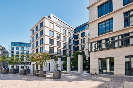 Fototapeta office building with green in bank district of Frankfurt
