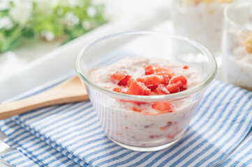 オーバーナイトオーツ　イチゴ