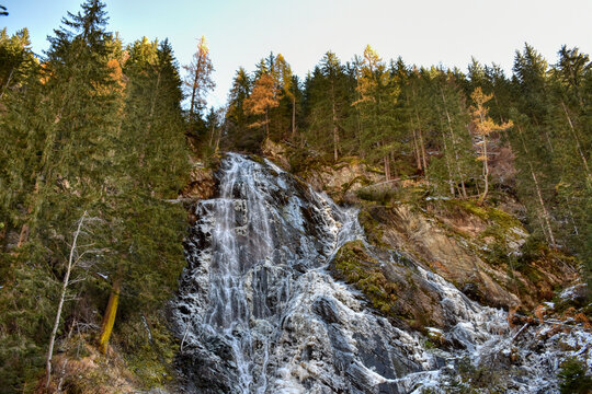 Wasserfall, Schleierfall, Staniskabach, Bach, Gebirgsbach, Schlucht, Waldschlucht, Staniska, gefroren, Winter, Kalserbach, Eis, vereist, Kalser Tal, Wasser, steil, imposant, donnern, tosen, fallen, he