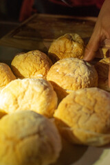 bollos 

bollos para hamburguesa 

bollos para sandwhich 

bollos para comer con bbq 

mano cortando bollo 

mano reparando sandwich