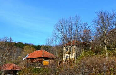 Fototapeta na wymiar an old country house in a mountain village