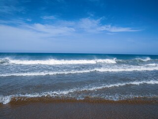 Olas en la playa de Maspalomas, Gran Canaria, España. Una hermosa playa de arena muy visitada por los turistas de la isla.