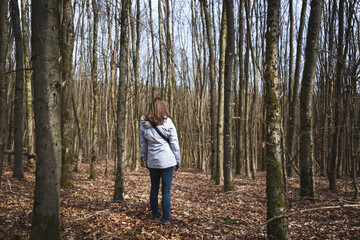 Frau im Laubwald