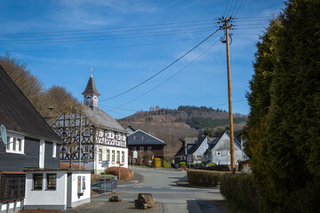 Blick auf alte Kapellenschule im Dorf