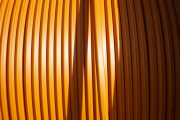 Orangene Spulenkabel im Sonnenlicht im Winter