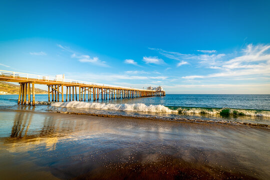 Fototapeta Small wave by Malibu pier on a clear day