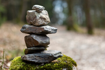 Dekorative Steinhaufen im Wald