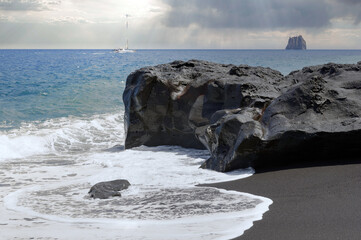 Der schwarze Strand von Stromboli, Sizilien