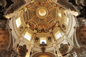 Obraz premium Interior barroco de la Iglesia de San Luis de los Franceses en Sevilla, España. Arquitectura barroca de Sevilla 