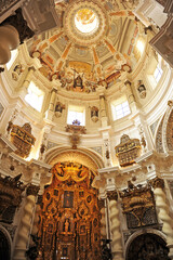 Fototapeta na wymiar Interior barroco de la Iglesia de San Luis de los Franceses en Sevilla, España. Arquitectura barroca de Sevilla 