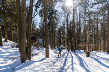 Mann mit Schneeschuh Schneeschuhtour im Winter bei schönem Wetter