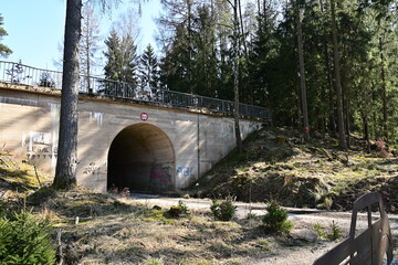 Unterführung Tunnel Bauwerk der Strecke 46, mit Auto-Statue, unvollendetes Autobahnteilstück,...