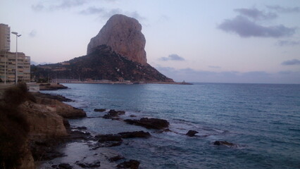 mirando al  mar al atandecer