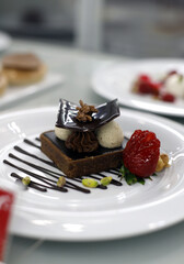 pastel de bizcocho con tres chocolates y una fresa al lado