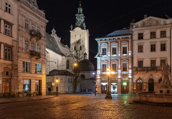 Fototapeta na wymiar Lvov. Old medieval town hall square at dawn.