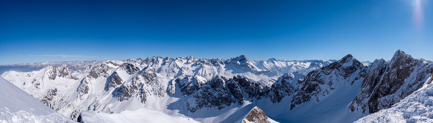 Winterpanorama Allgäuer und Lechtaler Berge mit Schafalpen im Vordergrund