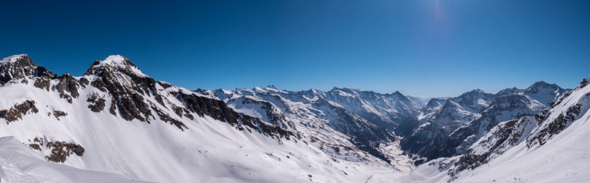 Blick von der Wei&szlig;eneckscharte in das Tal mit dem Felbertauern S&uuml;dportal