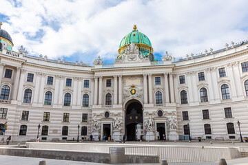 Obraz premium VIENNA, AUSTRIA, 19 FEBRUARY 2022 : People walking nearby the Hofburg
