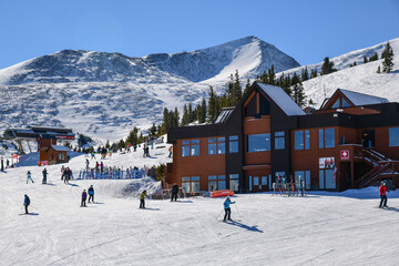 Fototapeta Ski lodge at Breckenridge Ski Resort, Colorado. Skiing and snowboarding on a beautiful winter day with perfect weather conditions. Active lifestyle. obraz